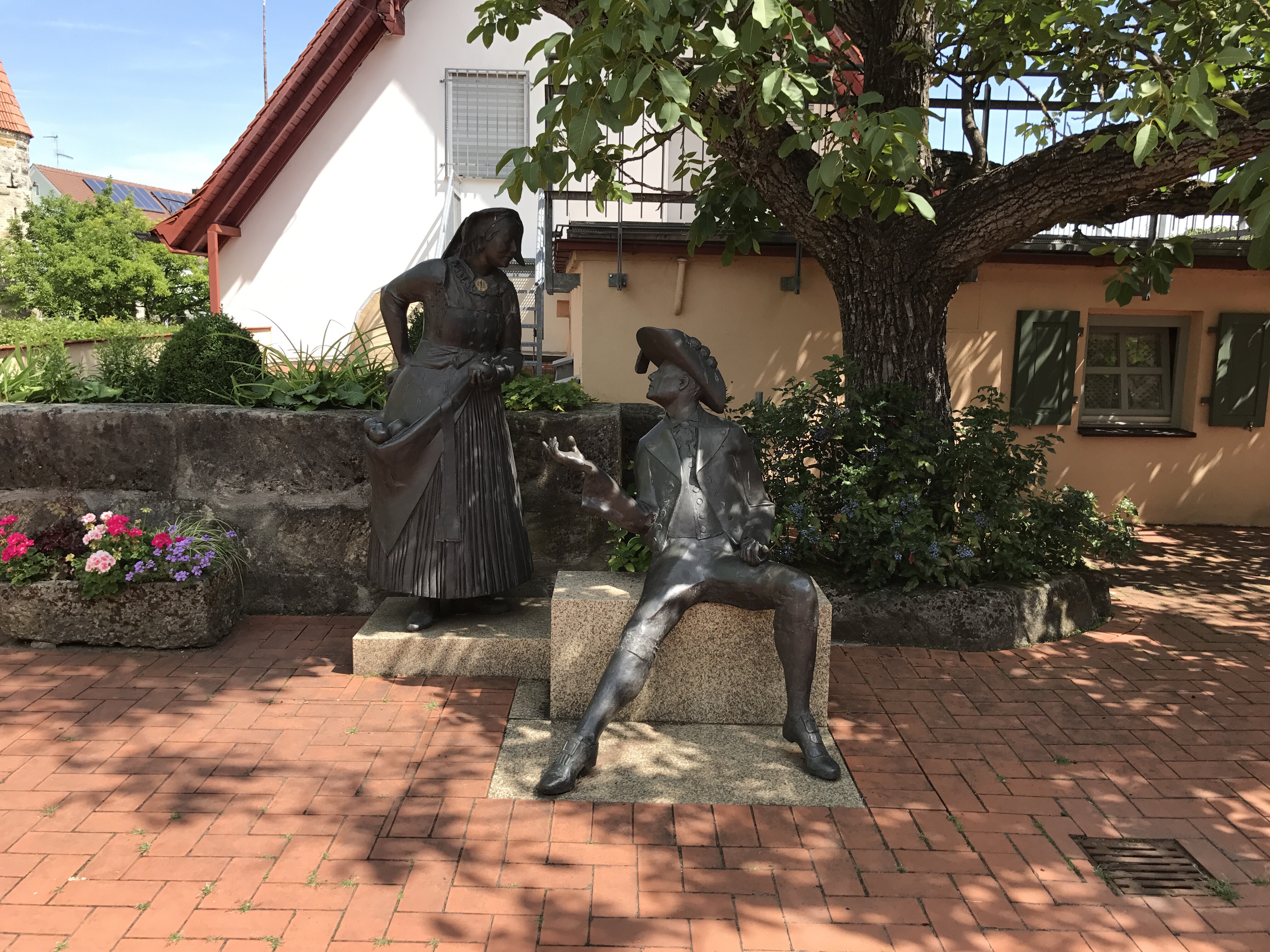 Figuren im Pfarrgarten in Effeltrich